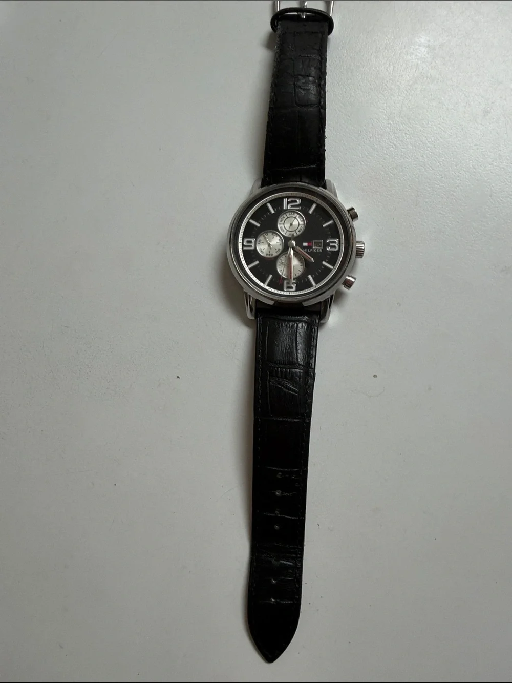 Tommy Hilfiger Black Dial Mens Watch with Black Leather Strap needs battery